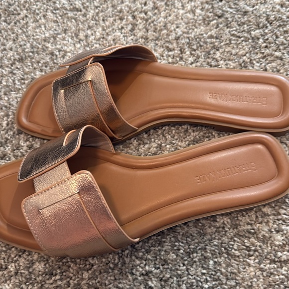 Women’s sandals, rose gold, size 8, from Amazon - Picture 3 of 4
